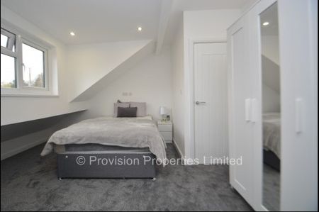 6 Bedroom Student Properties Leeds - Photo 2