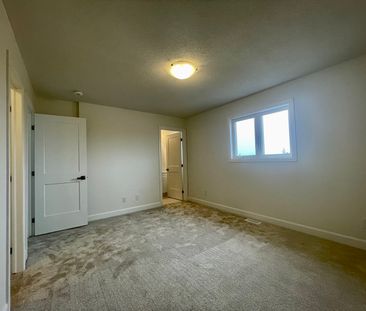 404 Buckthorn Dr, Kingston, ON K7P 0V6 - Photo 3