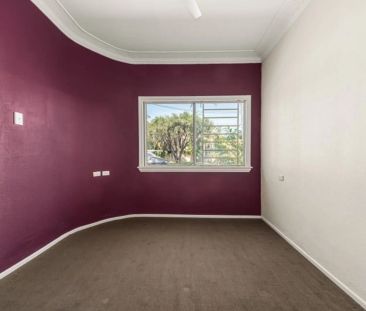 “Functional Family Home with Patio, Garden, and Great Transport Links” - Photo 5