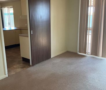 4 BEDROOMS, 1 BATHROOM - Photo 2