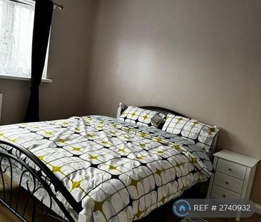 1 bedroom in a house share to rent - Photo 2