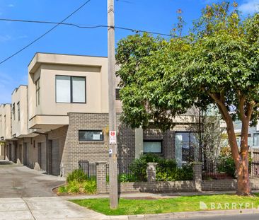 Modern Luxury Living: 3 Bed, 2 Bath Town Residence in Mount Waverley - Photo 4