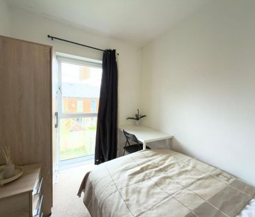 1 bedroom in a flat share to rent - Photo 3
