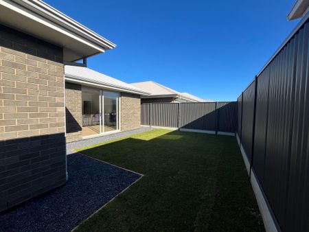 Stunning Brand New Family Home - Photo 2