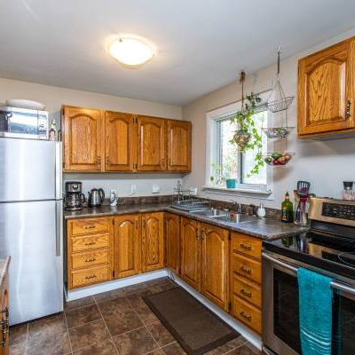 Central 2 Bedroom Apt with 1 or 2 car parking - Byward Market - Photo 3