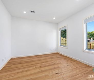 Stunning Modern 4-Bedroom Townhouse – Perfect for the Whole Family! - Photo 2