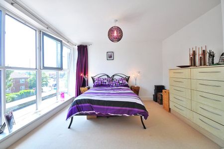 2 bedroom Flat in Pavilions, Windsor - Photo 4