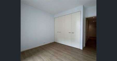 Stylish and spacious two bedroom apartment in the heart of Docklands - Photo 4