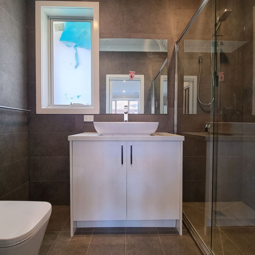 Luxurious Townhouse in Prime Location - Photo 1