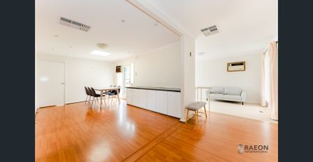 Five bedroom home with flexible living/home office options - Photo 3