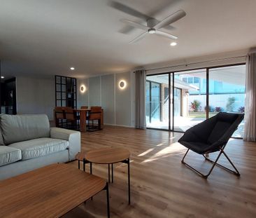 Renovated Single-Level Villa with Spacious Alfresco Living | Isle of Capri - Photo 3