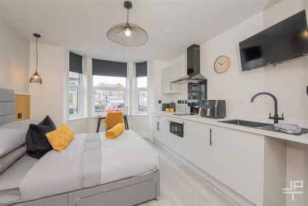 1 bedroom in a house share to rent - Photo 2