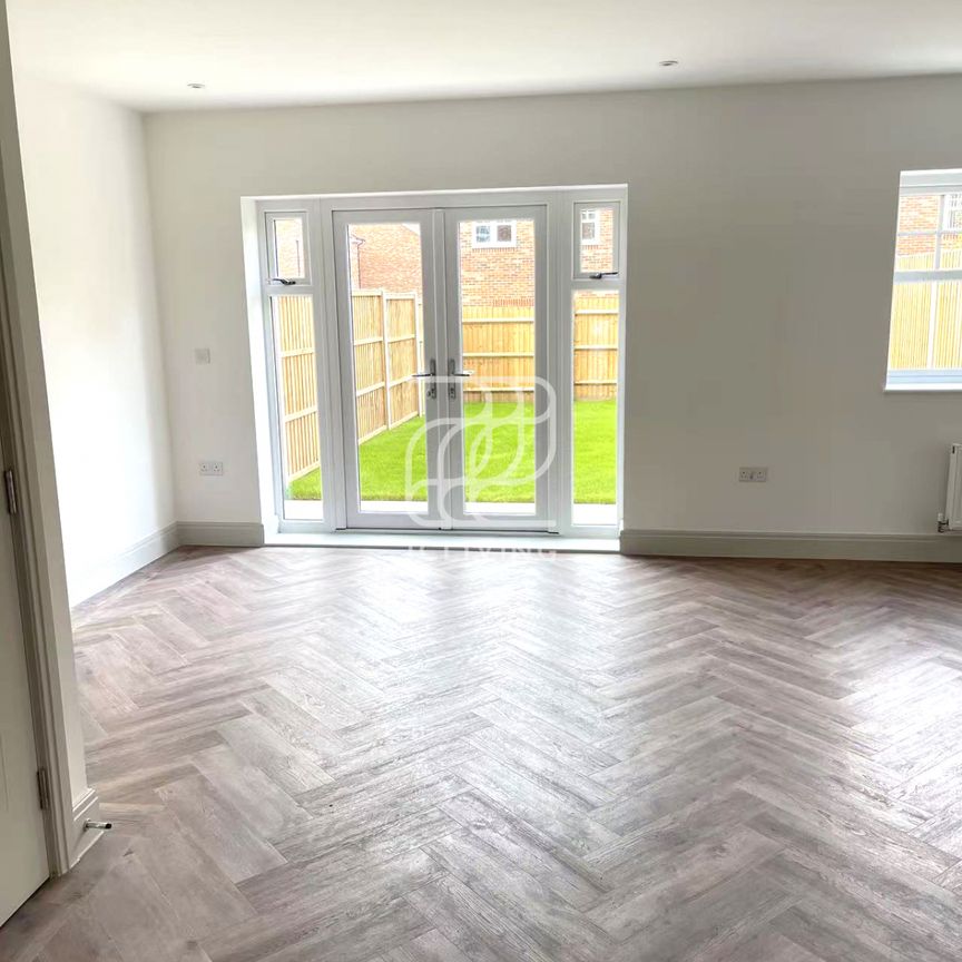 The Fairway, FLEET, GU51 - Photo 1