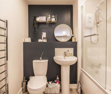 1 bed Flat To Let - Photo 2