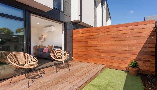 Modern three-bedroom townhouse in St Albans - Photo 1