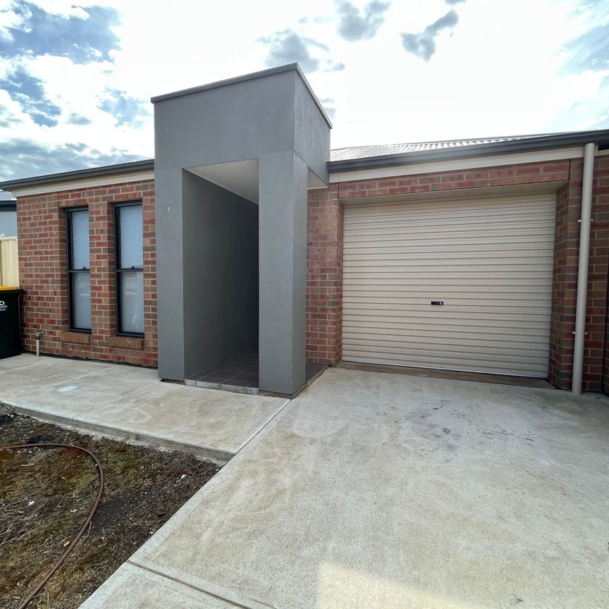 Lovely 3 Bedroom Home - Photo 1