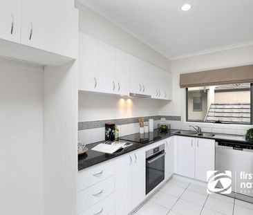 Stylish Three-Storey Townhouse in Prime Location! - Photo 4