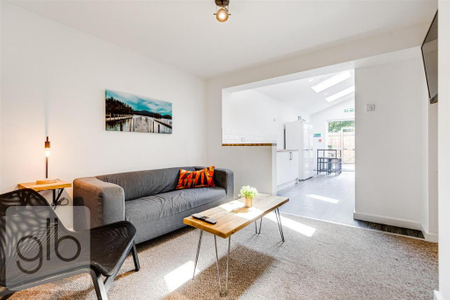 1 bedroom in a house share to rent - Photo 2