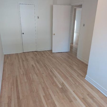 4 1/2 à louer à Lachine, libre immédiatement, proche du canal Lachine et du parc Lasalle. ( 1 place de stationnement privée ) - Photo 4