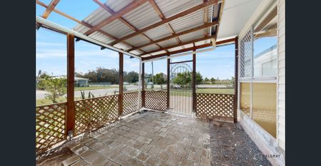 Renovated 4-Bed Oasis in Steiglitz-DBL garage +DBL shed-Garden shed-floorboards-new kitchen-DBL dishwasher, new carpet, Splits system AC x2 brms - Photo 2