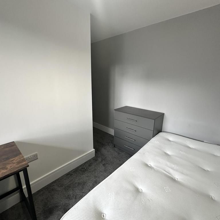 4 bedroom semi-detached house to rent - Photo 1