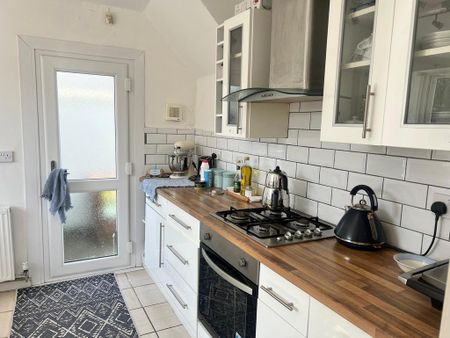 3 bedroom semi-detached house to rent - Photo 5