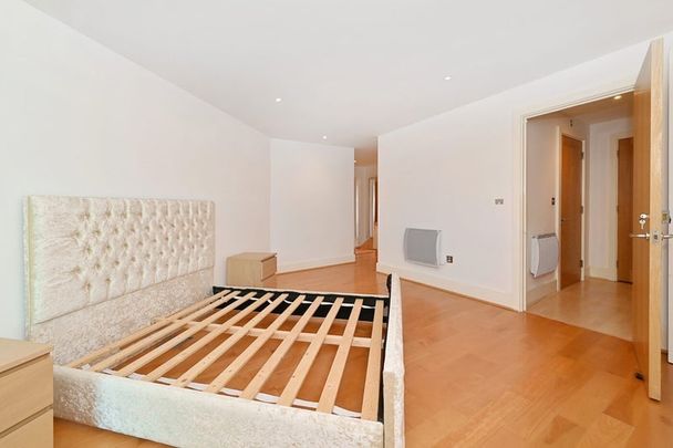 Room in a Shared Flat, St. George Wharf, SW8 - Photo 1