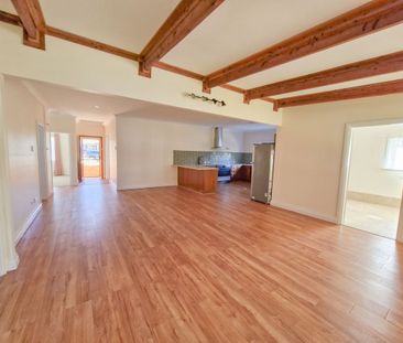 Comfortable & Character-Filled Home - FULLY FURNISHED. - Photo 1