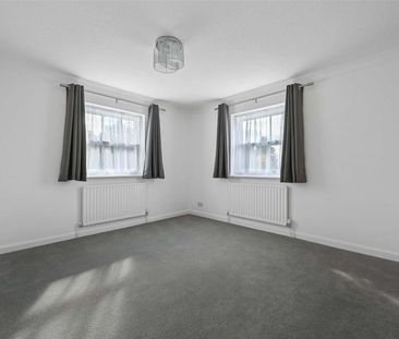 A stunning 5 bedroom detached family house which is access via a ga... - Photo 5