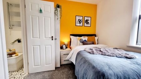 Brand new luxurious en suites in Eccles - Photo 5