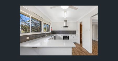 Spacious 4 bedroom home with dual living space - Photo 2