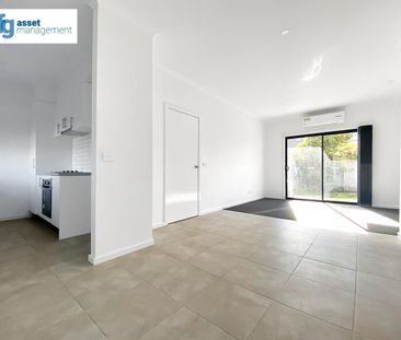 Spacious Three Bedroom Townhouse in Prime Location! - Photo 4