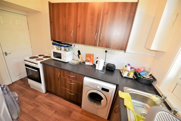 2 bedroom House in Whingate Avenue Bed), Leeds - Photo 1