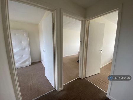 1 bedroom in a house share to rent - Photo 2