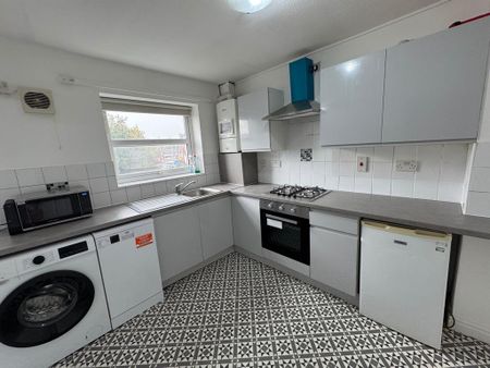 1 bedroom in a house share to rent - Photo 3