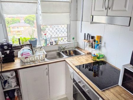 PERFECTLY LOCATED ONE BEDROOM APARTMENT - Photo 2