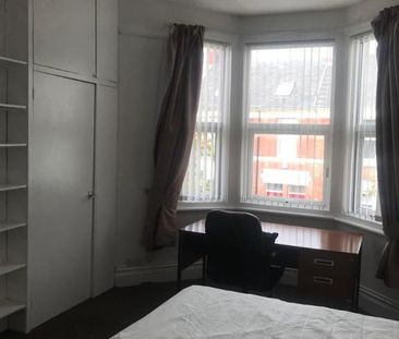 3 bedroom flat to rent - Photo 4