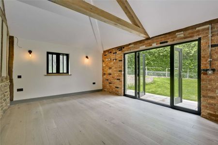 An exceptional barn conversion, combining character and contemporary design in the village of Churt. - Photo 3