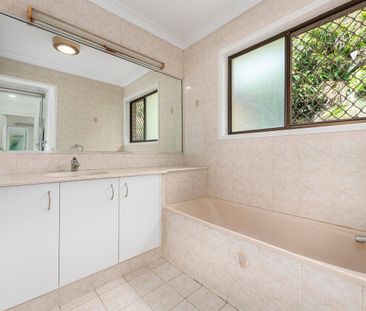 Entertainers dream! Large family home in Tugun - Photo 3