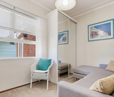 Charming 3-Bedroom Home In Immaculate Condition - Photo 6