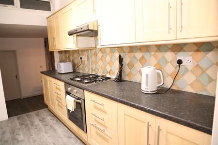 4 Bed Terraced House, Golders Rise, NW4 - Photo 3