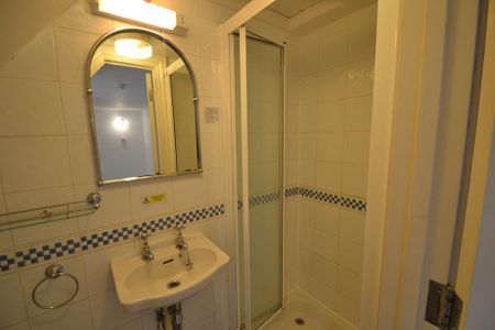 1 bedroom in a flat share to rent - Photo 4