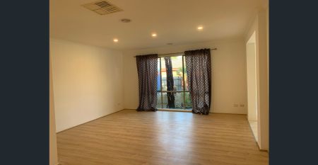 Large 4 Bed Plus Study Family Home Opposite Hillsmeade Primary - Photo 2