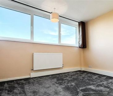 3 bedroom flat to rent - Photo 4