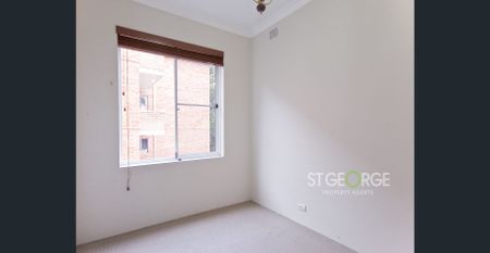 Spacious Top Floor Apartment Opposite Park - Photo 2