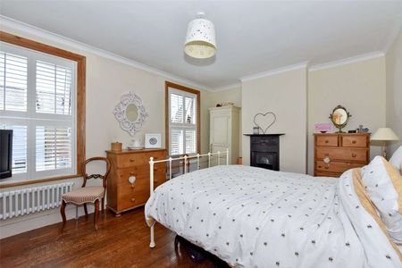 An immaculate family home with beautiful rear kitchen extension in a sought after Windsor town road. - Photo 5