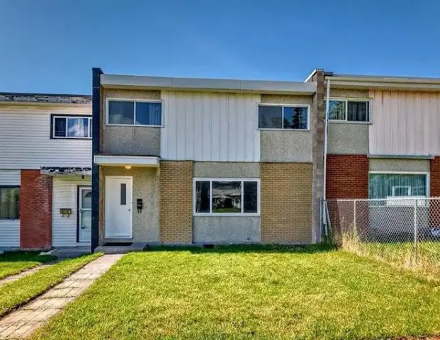 Spacious 4 bedroom townhouse Greenview NE | 326 - Garry Crescent NE, Calgary - Photo 1