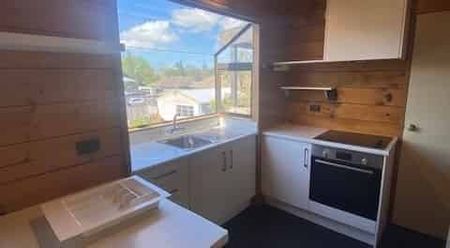 Stunning Three Bedroom in Sought After Hamilton East - Photo 5