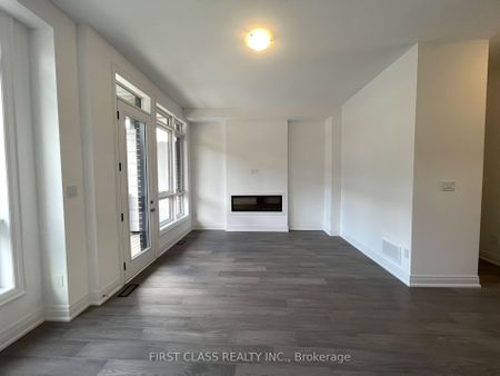 Townhouse For Lease | N8130576 - Photo 2