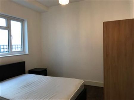 2 bedroom Flat To Let - Photo 3
